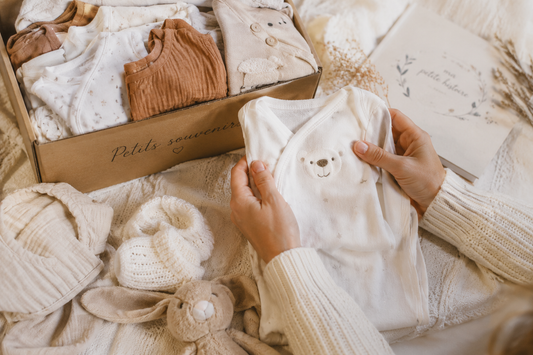 Les 10 vêtements de bébé que les parents regrettent le plus d'avoir donnés