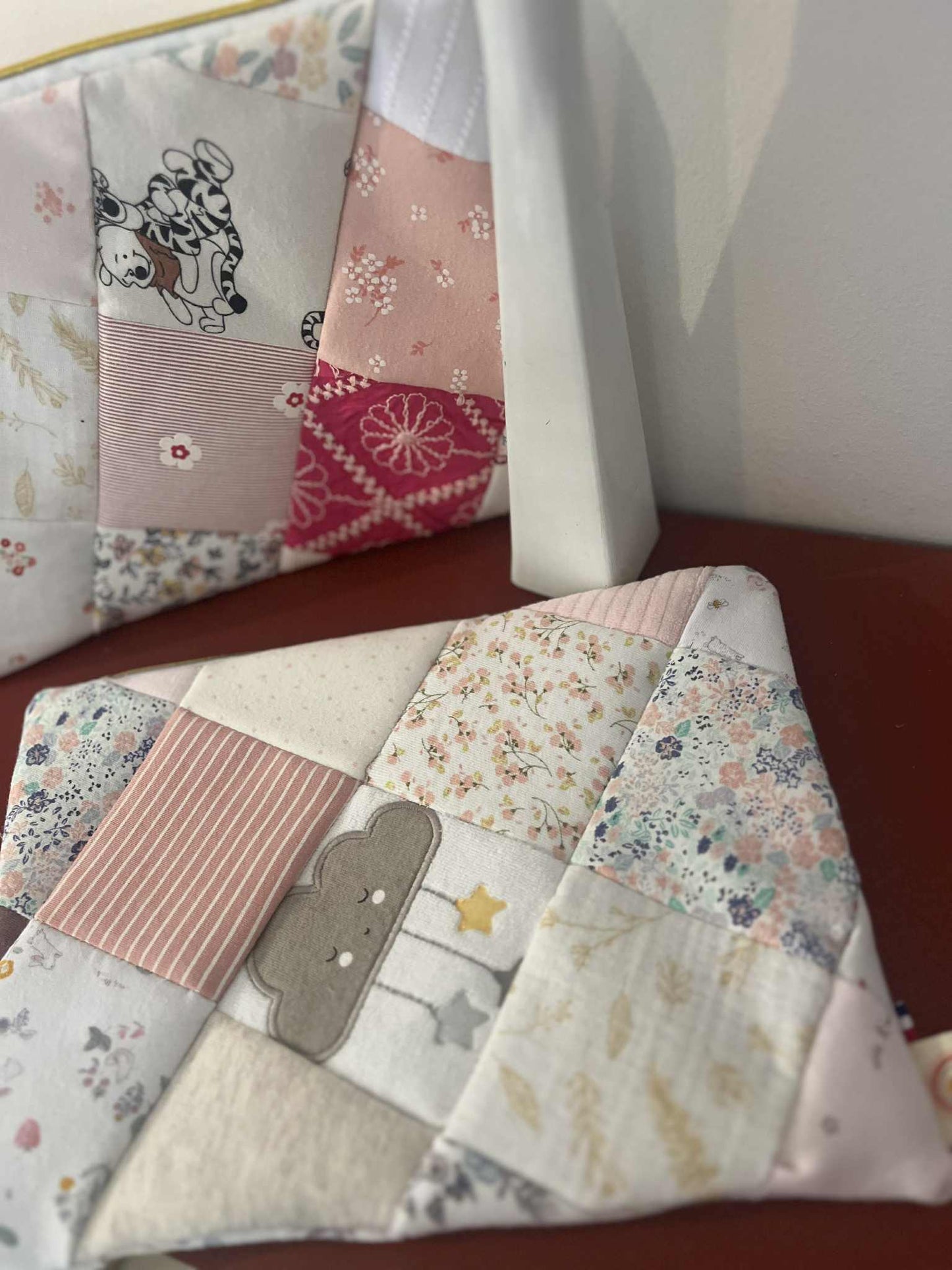 Pochette souvenir – création unique à partir d’anciens vêtements de bébé 💞