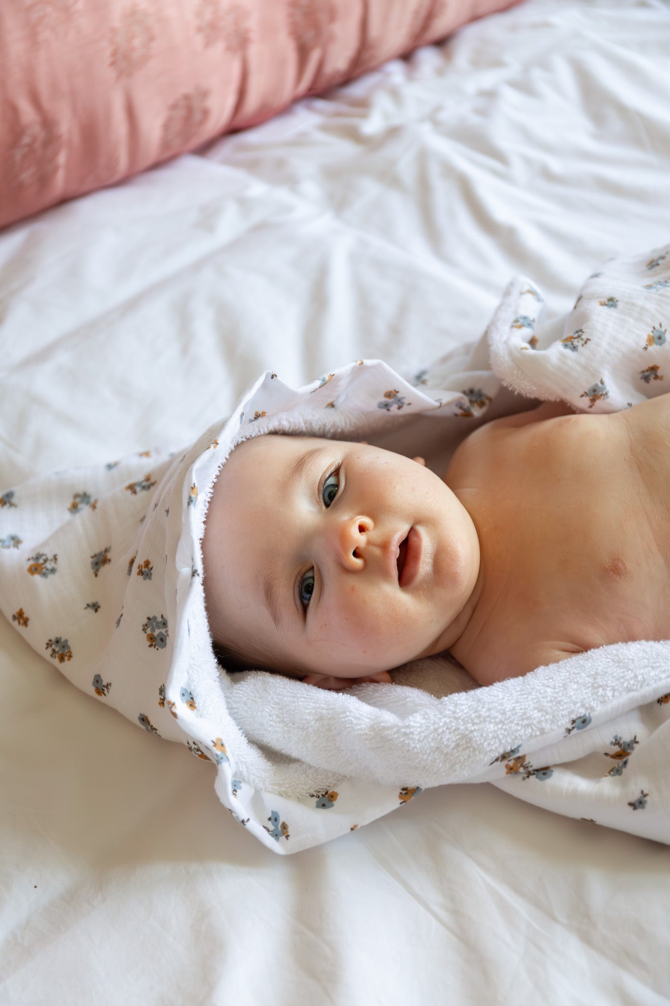 ✨ Cape de bain personnalisée à froufrous – Premiers câlins
