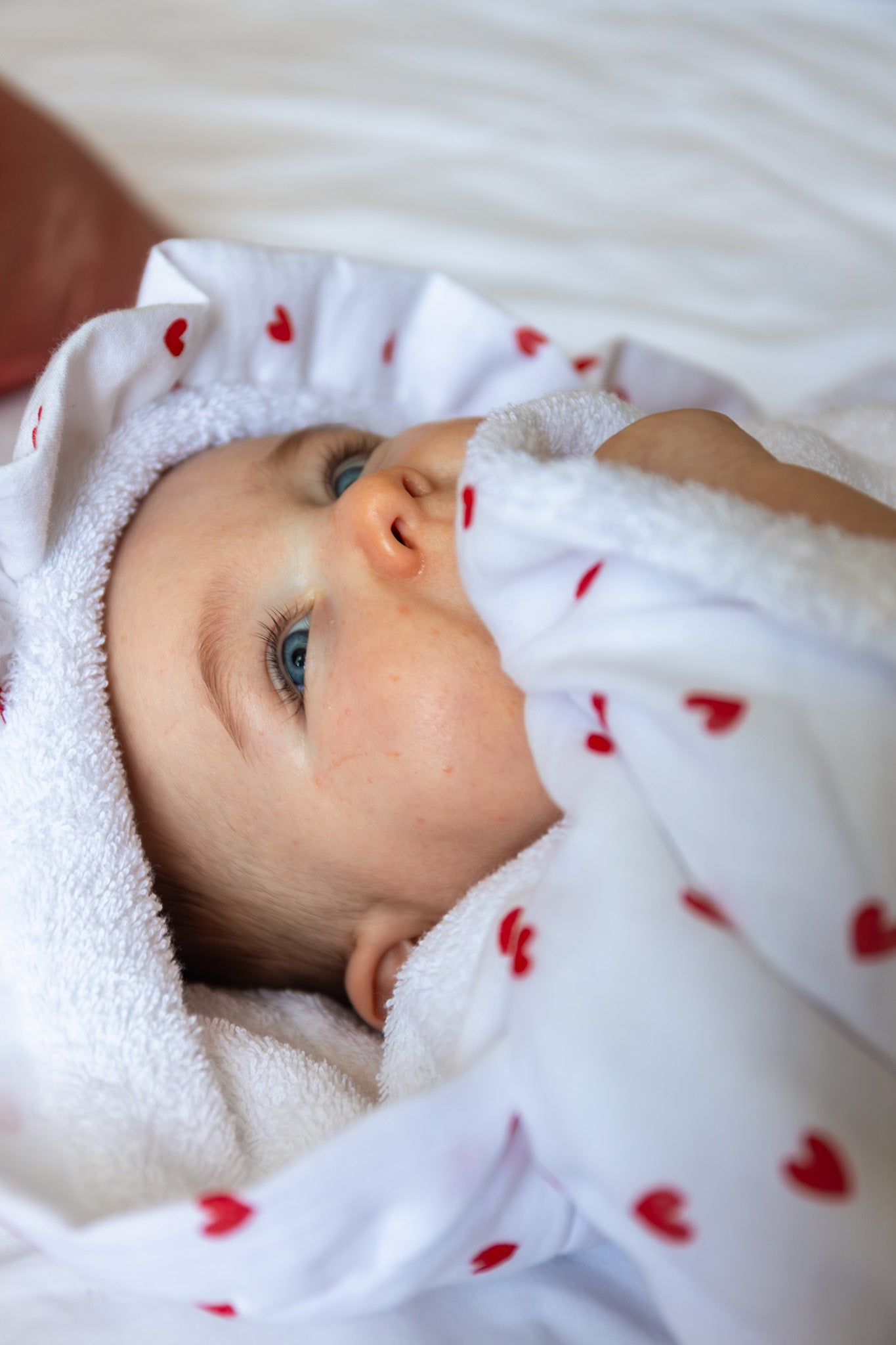 ✨ Cape de bain personnalisée à froufrous – Premiers câlins