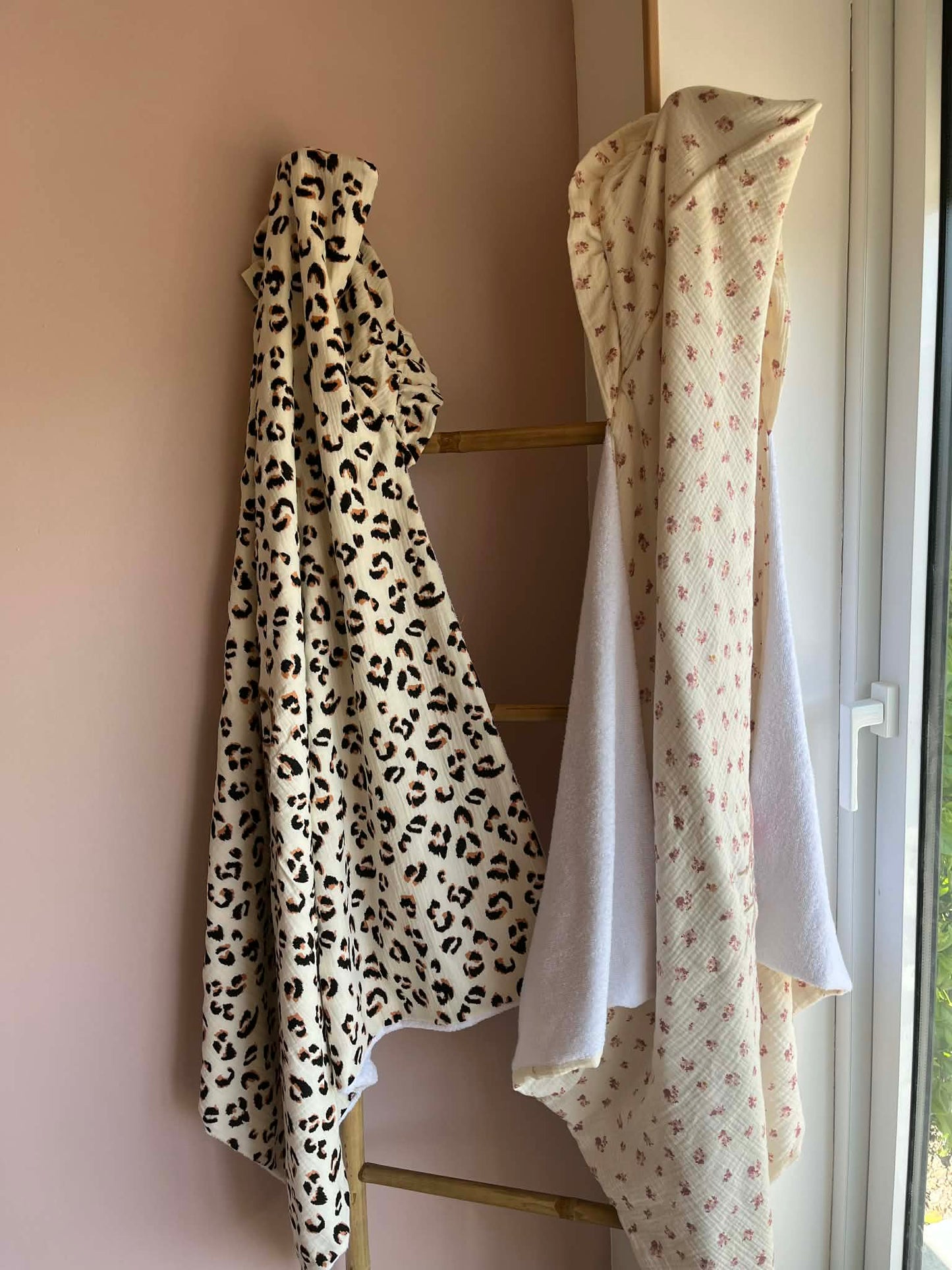 ✨ Cape de bain personnalisée à froufrous – Premiers câlins
