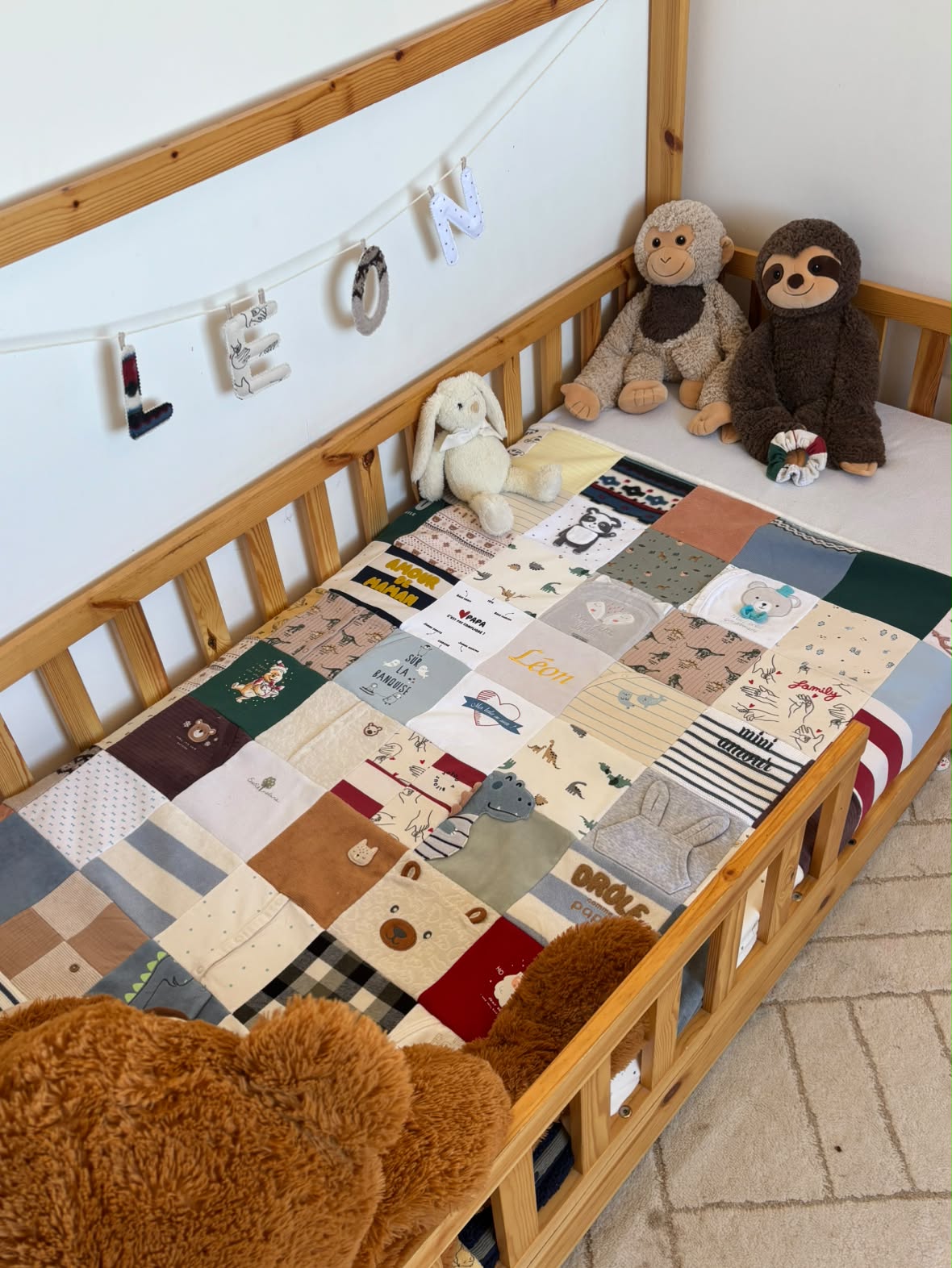 Couverture souvenir personnalisée avec les vêtements de bébé