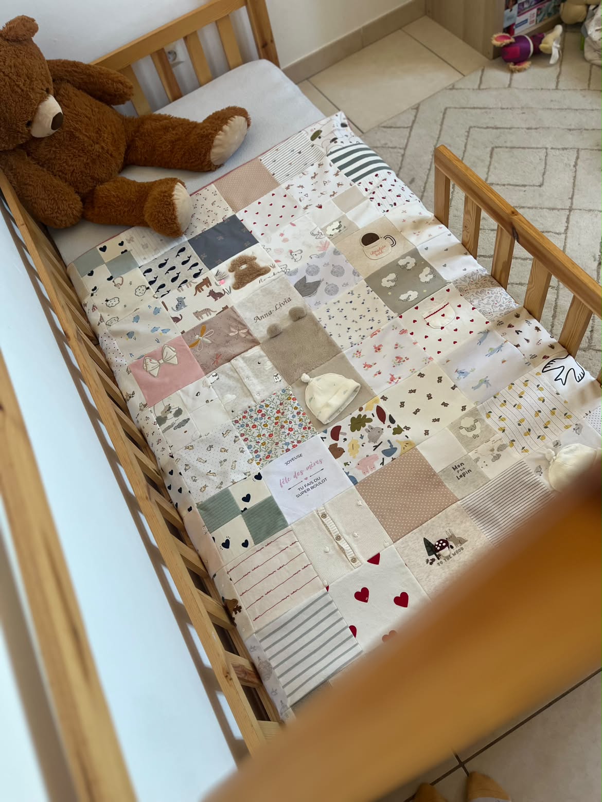 Couverture souvenir personnalisée avec les vêtements de bébé