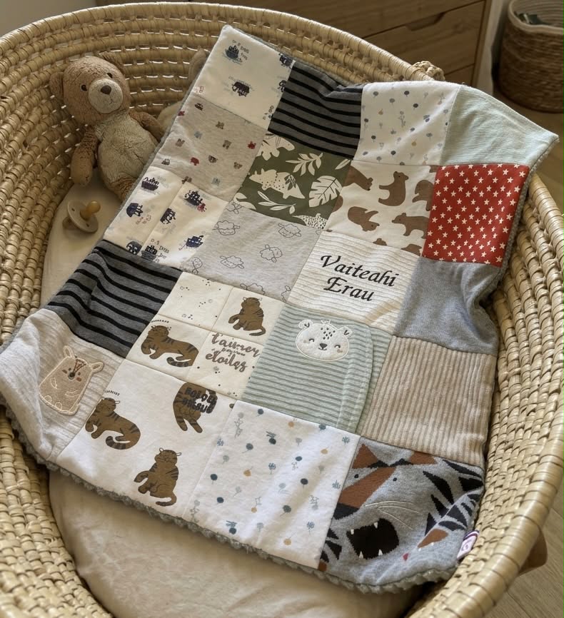 Couverture souvenir personnalisée avec les vêtements de bébé