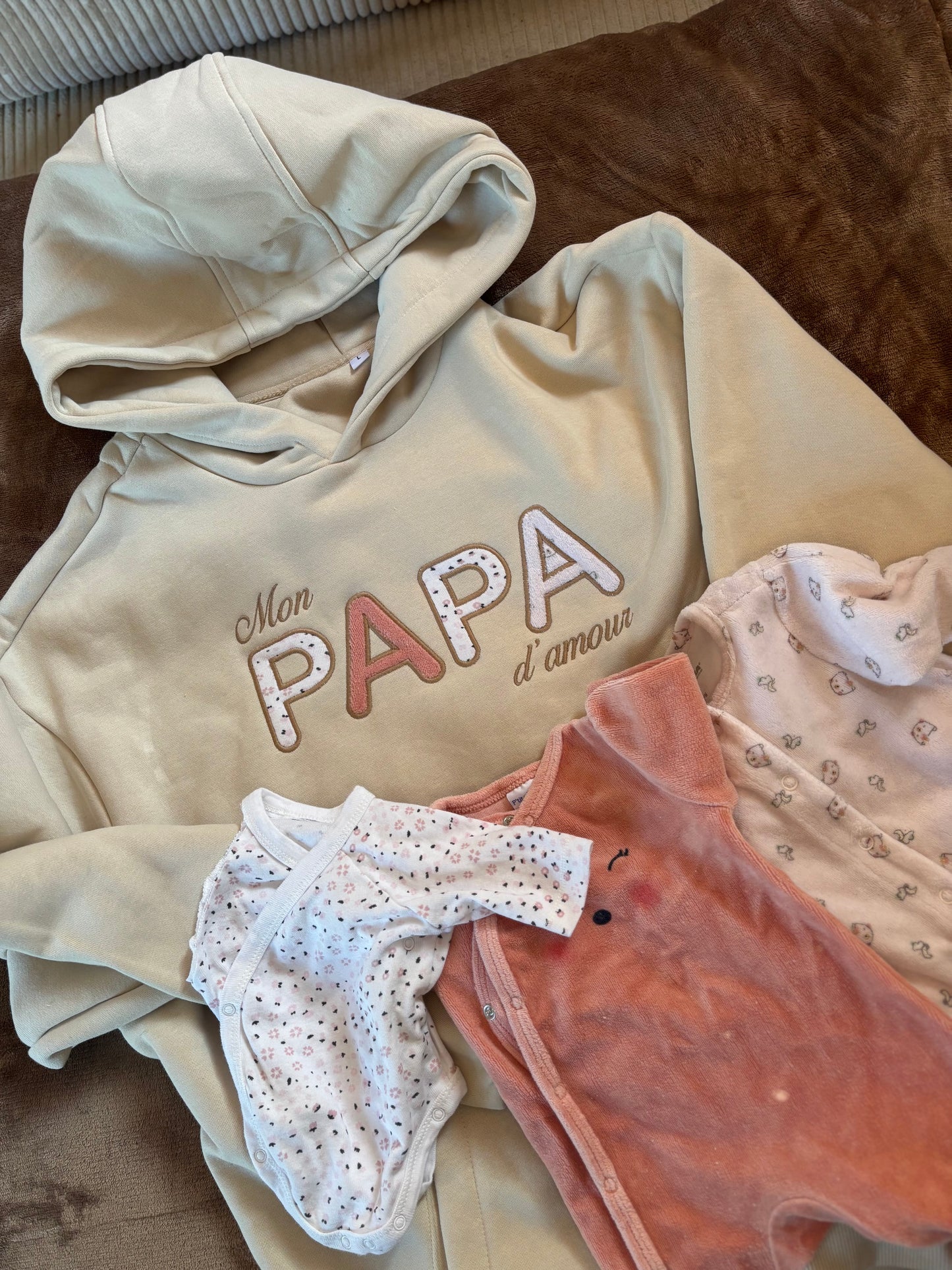 💕 Sweat souvenir personnalisé – créé à partir des vêtements de votre enfant