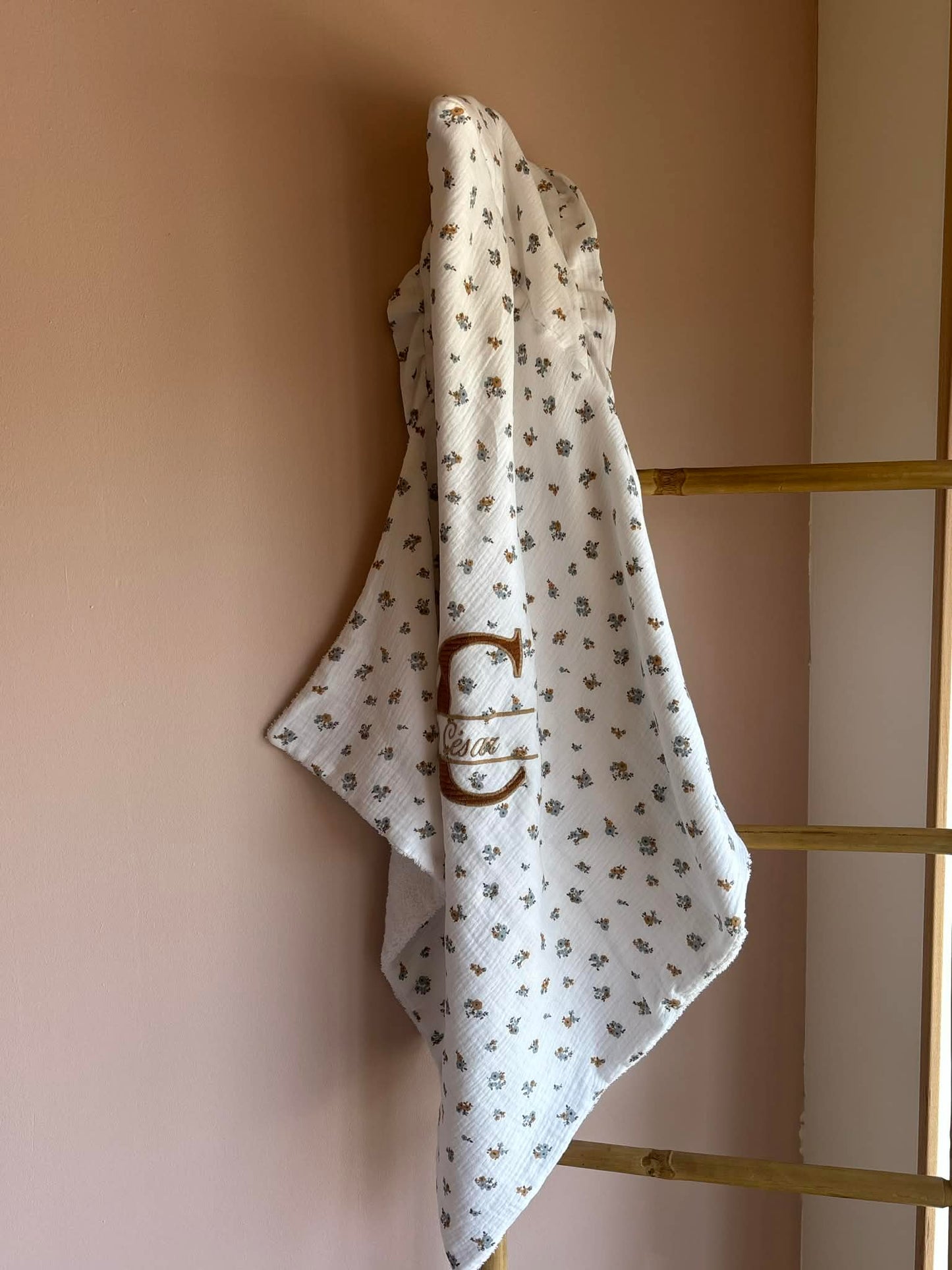 ✨ Cape de bain personnalisée à froufrous – Premiers câlins