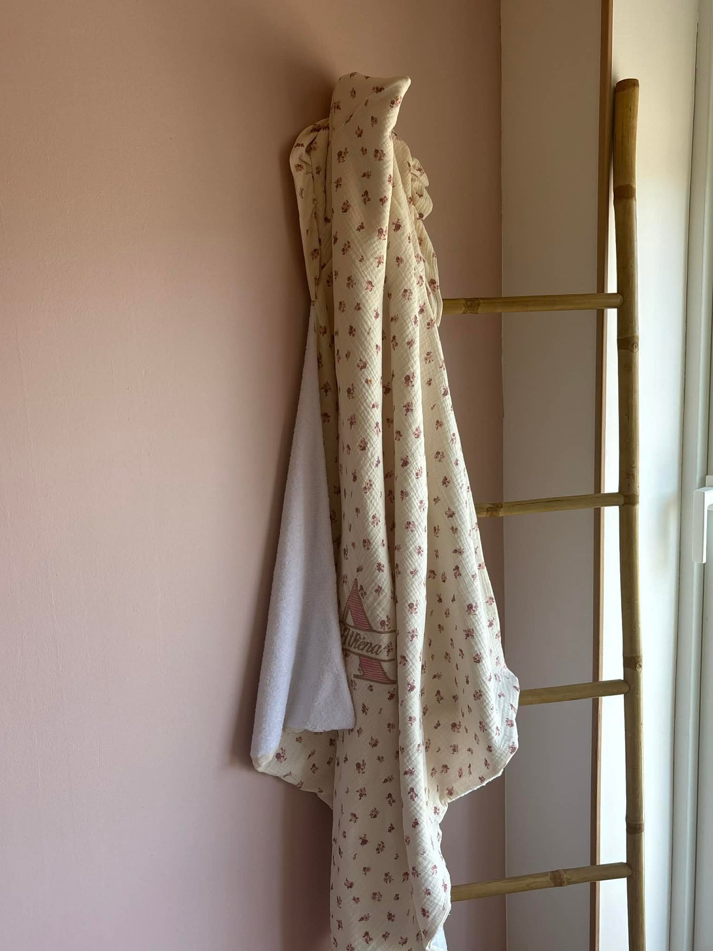 ✨ Cape de bain personnalisée à froufrous – Premiers câlins