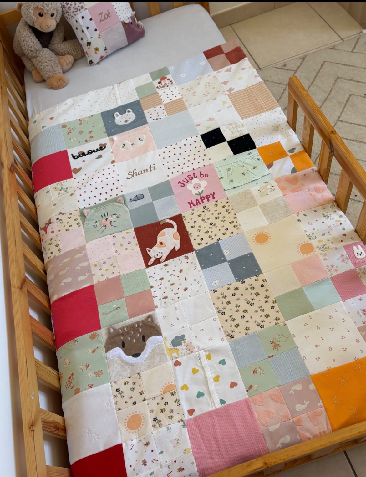 Couverture souvenir personnalisée avec les vêtements de bébé